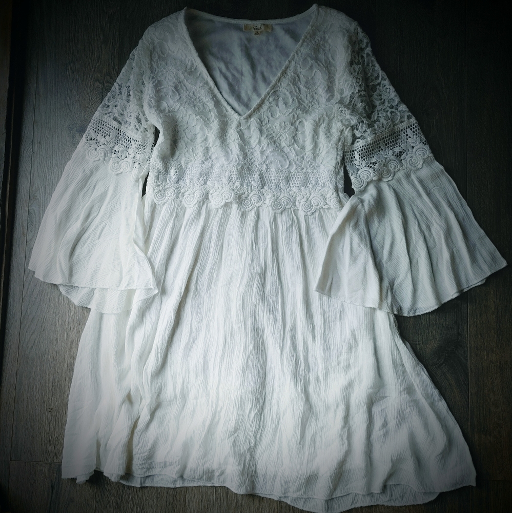 Easel Los Angeles Ivory White Boho Lace and Soft Crepe Dress Trumpet Sleeve Sz S